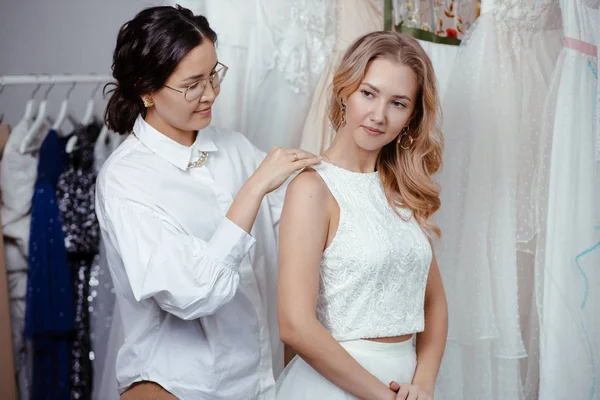 Fazendo vestido no salão de casamento — Fotografia de Stock