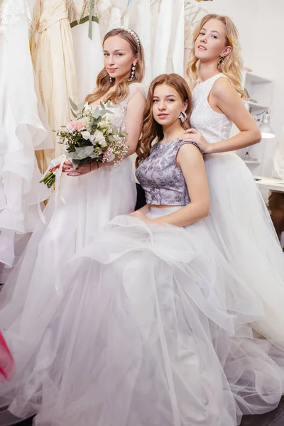 Belle trois femmes ensemble dans des robes de mariée — Photo