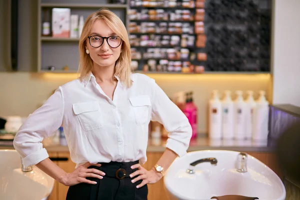 Junge kaukasische Geschäftsfrau in ihrem eigenen Schönheitssalon — Stockfoto