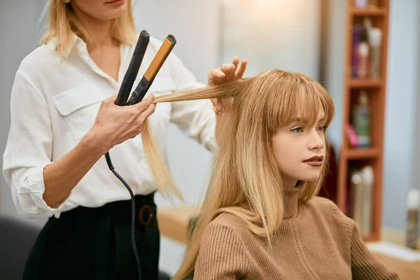 Parrucchiere moderno facendo il suo lavoro nel salone di bellezza — Foto Stock