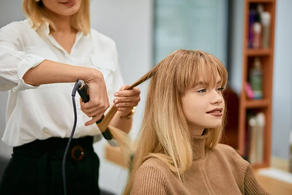 Giovane modello è venuto in salone di bellezza per la tintura o il taglio dei capelli — Foto Stock