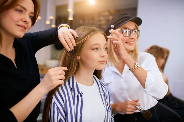 Parrucchiere ordina i capelli dei clienti nel salone di bellezza — Foto Stock