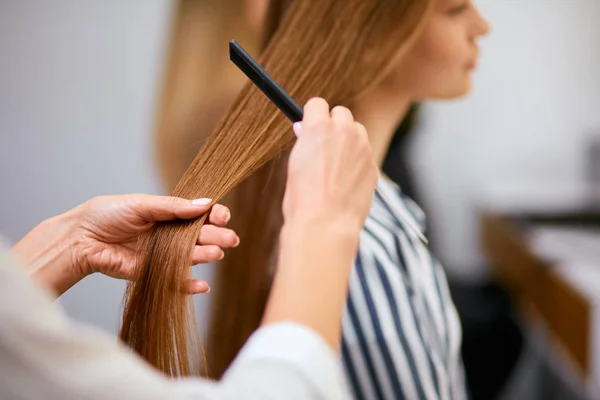 Abgeschnittene Friseurarbeiten mit Kunden Haar, Kämmen und Schneiden — Stockfoto