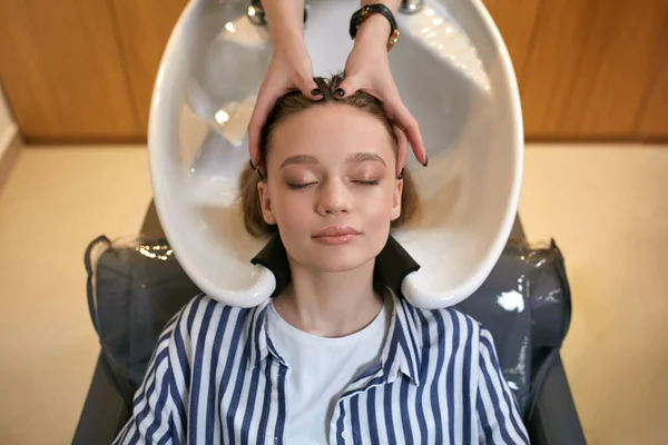 Top view on young female in beauty saloon — Stockfoto