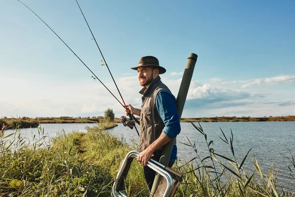 Adulto pai e filho adolescente indo para a pesca juntos . — Fotografia de Stock