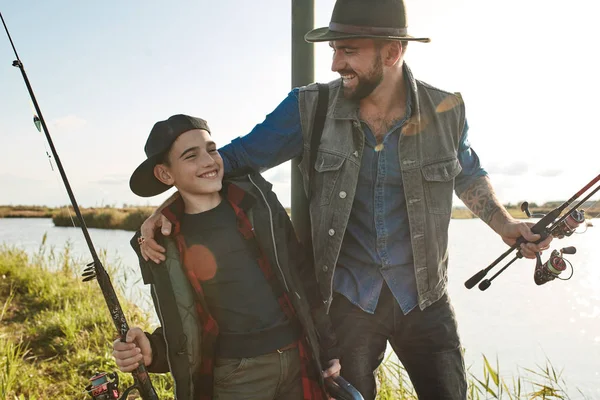 Primer viaje de pesca de padre e hijo — Foto de Stock