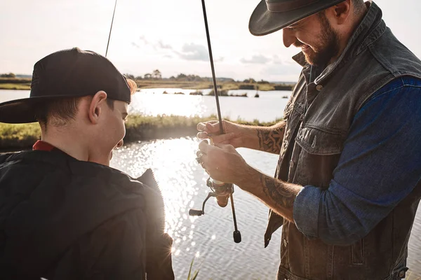 Padre e figlio pesca insieme nella giornata di sole — Foto Stock