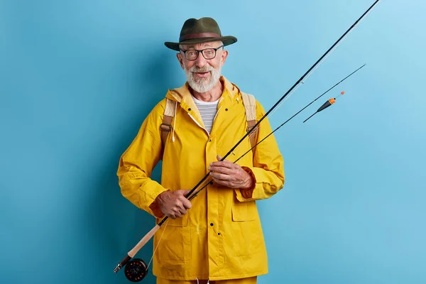 Senior man preparing float to go fishing — 스톡 사진
