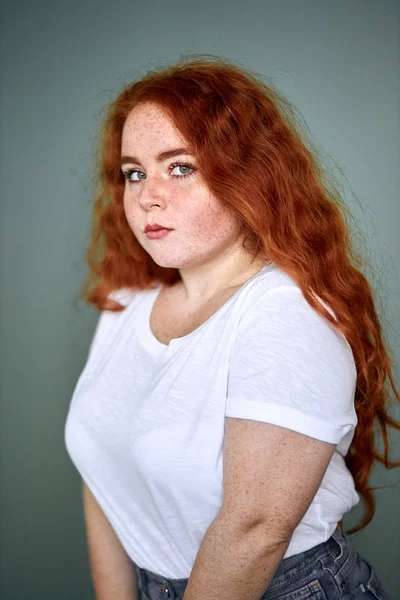 Retrato de modelo de cabelo vermelho jovem — Fotografia de Stock