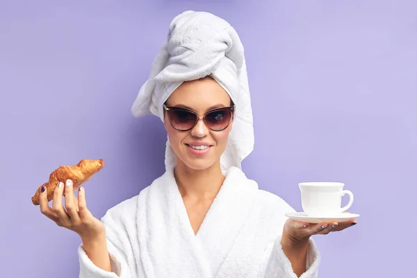 Potret wanita muda dalam mantel mandi dengan secangkir teh, konsep relaksasi — Stok Foto