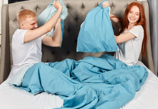 Lachen jonge man en vrouw gooien kussen naar elkaar — Stockfoto