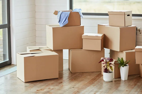 Cajas de cartón con pertenencias personales cosas del hogar en la sala de estar moderna en el día de mudanza —  Fotos de Stock