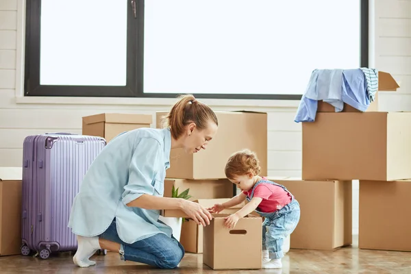 Caucásico familia mover en nuevo casa — Foto de Stock