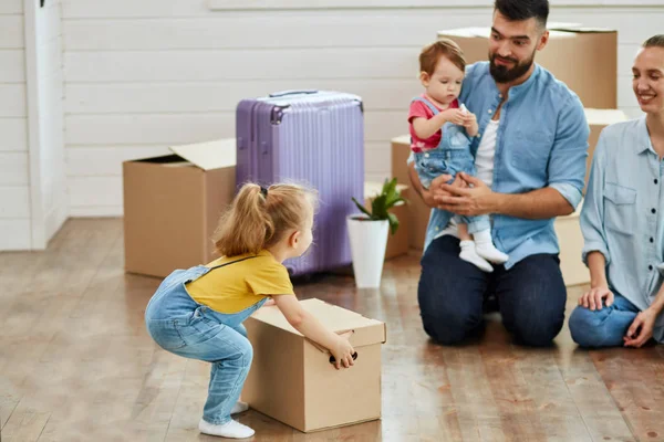 Família caucasiana se mudar na nova casa — Fotografia de Stock