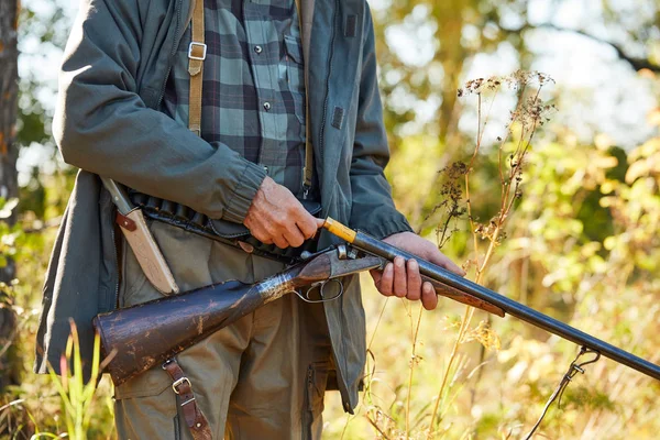Cropped man hunter loading his weapon — Stockfoto