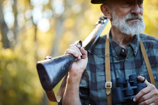 Closeup of gun hoding by hunter — Stock fotografie