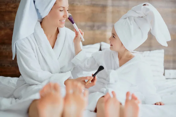 Vista desde el pie sobre la madre y la hija haciendo maquillaje —  Fotos de Stock