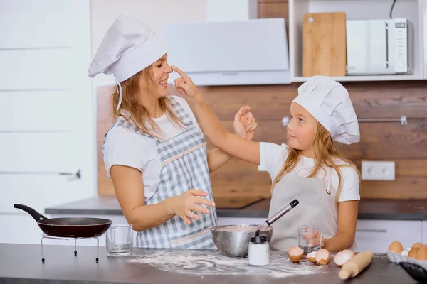 Zabawna matka i córka robiące ciasto do pieczenia — Zdjęcie stockowe