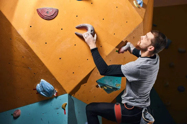 Sisi tampilan profesional rock-climber tanpa pelatihan lengan dalam ruangan — Stok Foto