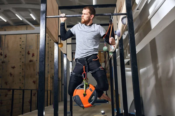 Esportista musculado com deficiência física realizando pull ups com carga — Fotografia de Stock