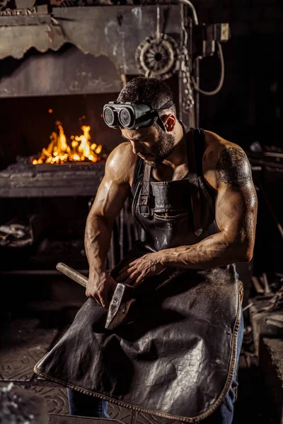 Retrato de forjadora fuerte aislado en taller — Foto de Stock