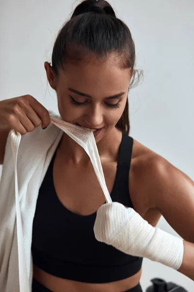 Gyönyörű sportos női csomagolópapír ököl fehér szalaggal — Stock Fotó