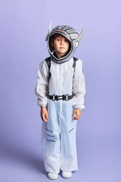 Retrato de un lindo astronauta niño con traje protector blanco y casco —  Fotos de Stock