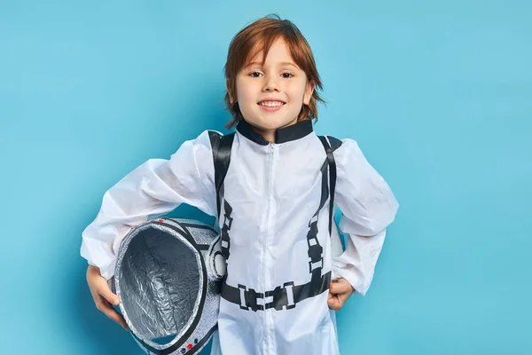 Concepto Cosmos. Retrato de niño en traje de astronauta — Foto de Stock