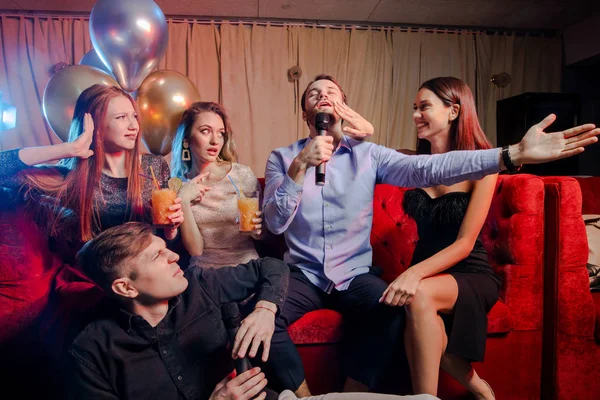 Genç beyaz insanlar karaoke kulübünde dans edip şarkı söylüyorlar. — Stok fotoğraf