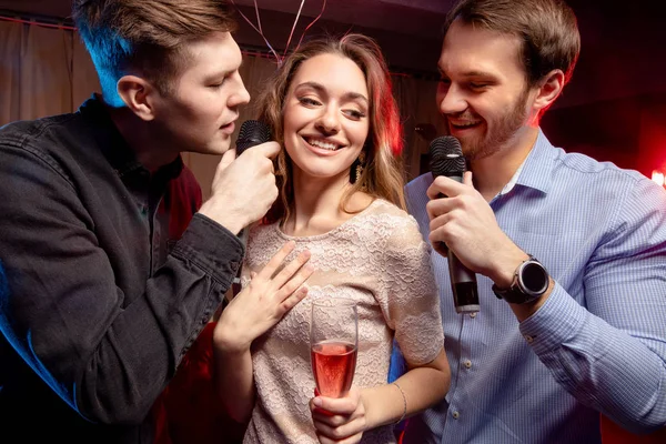 Jonge vrienden in karaoke — Stockfoto