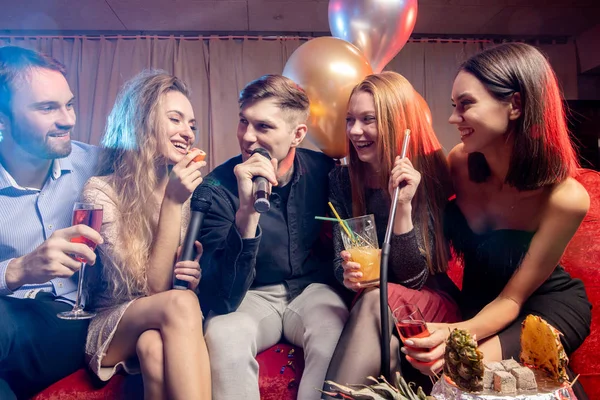 Jovens e belas pessoas caucasianas no bar karaoke — Fotografia de Stock
