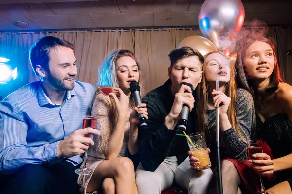 Jóvenes clubbers pasar tiempo en karaoke bar — Foto de Stock