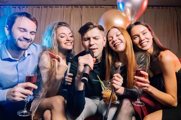 Joyous adults spend day-off in karaoke — Stock Photo, Image