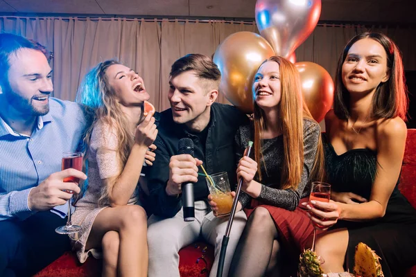 Jovens clubbers passar o tempo no bar karaoke — Fotografia de Stock