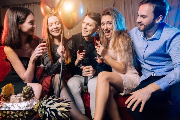 Young clubbers spend time in karaoke bar — Stock Photo, Image