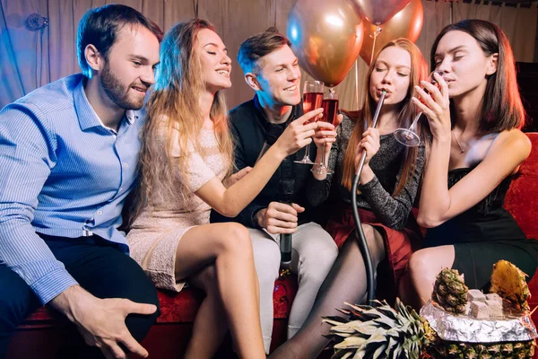 Sorridente allegro popolo caucasico allegro nel bar karaoke — Foto Stock