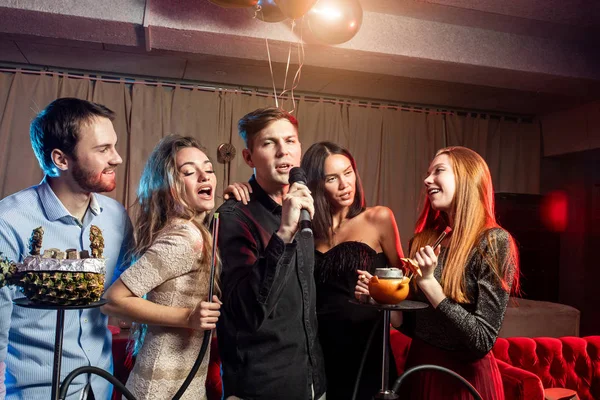 Alegre feliz los jóvenes tienen fiesta en karaoke bar — Foto de Stock