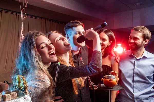 Intrattenimento e concetto di festa. giovani al karaoke — Foto Stock