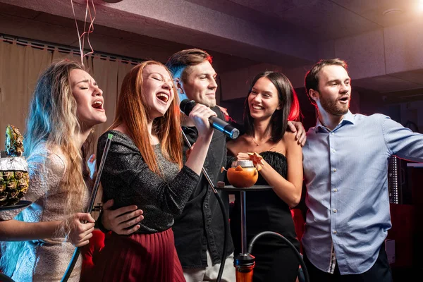 Grupo de jóvenes rockeando en el bar de karaoke — Foto de Stock