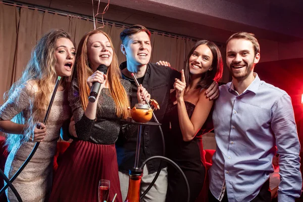 Jóvenes caucásicos clubbers en karaoke bar — Foto de Stock