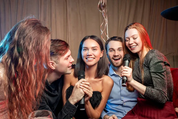 Entretenimiento y concepto de fiesta. jóvenes en el karaoke — Foto de Stock