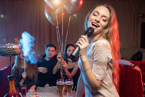 Bella giovane donna cantare emotivamente nel karaoke — Foto Stock