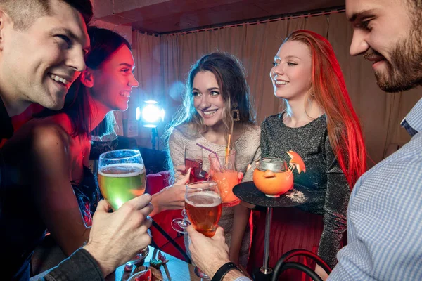 Gruppo di giovani che bevono e si divertono al karaoke bar — Foto Stock