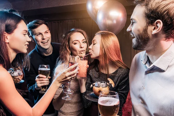 Fröhlich fröhliche junge Leute feiern in Karaoke-Bar — Stockfoto