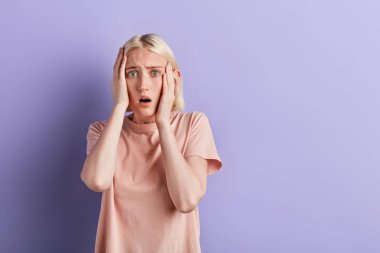 Çekici kızın sorunları var. Fotoğrafı kapat