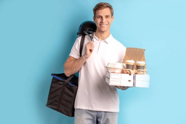 Hızlı, hızlı teslimat genç adam tarafından