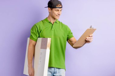 Genç Pizzaman 'ın portresi, teslimatçı izole edilmiş.