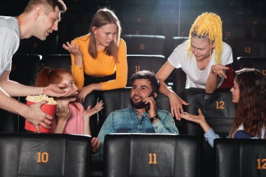 Sakallı genç adam yorum yapan insanları görmezden geliyor.