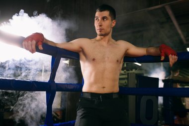 Genç Kafkas kickboksör ringde egzersiz yapıyor.