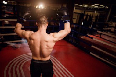 Ringdeki kaslı adama dikiz aynası